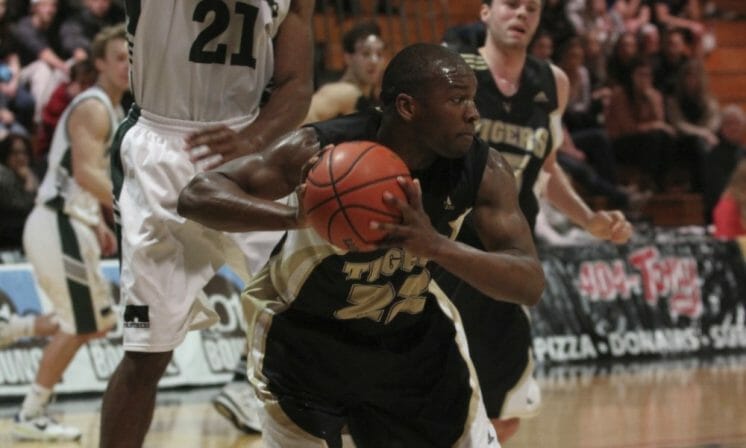 Men’s basketball close the gap with win