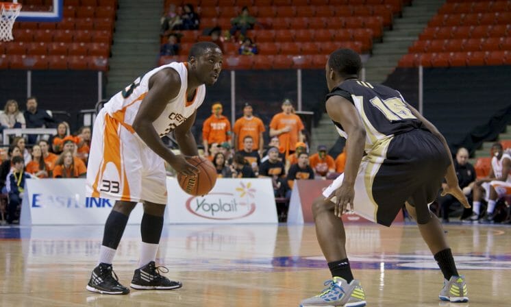Men's basketball team cruises to win in season opener