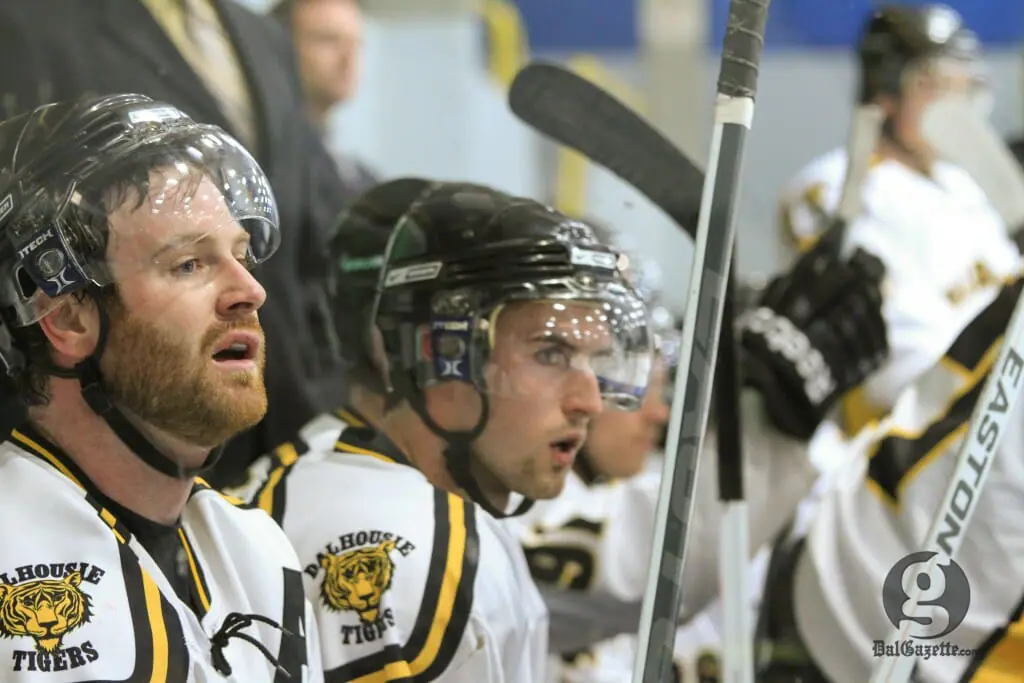 Men’s hockey earned one of four points over the weekend. (Bryn Karcha photo)