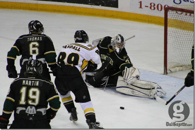 Pierre-Alexandre Vandall pounces on a loose puck in a November game. (Richard Lafortune photo)