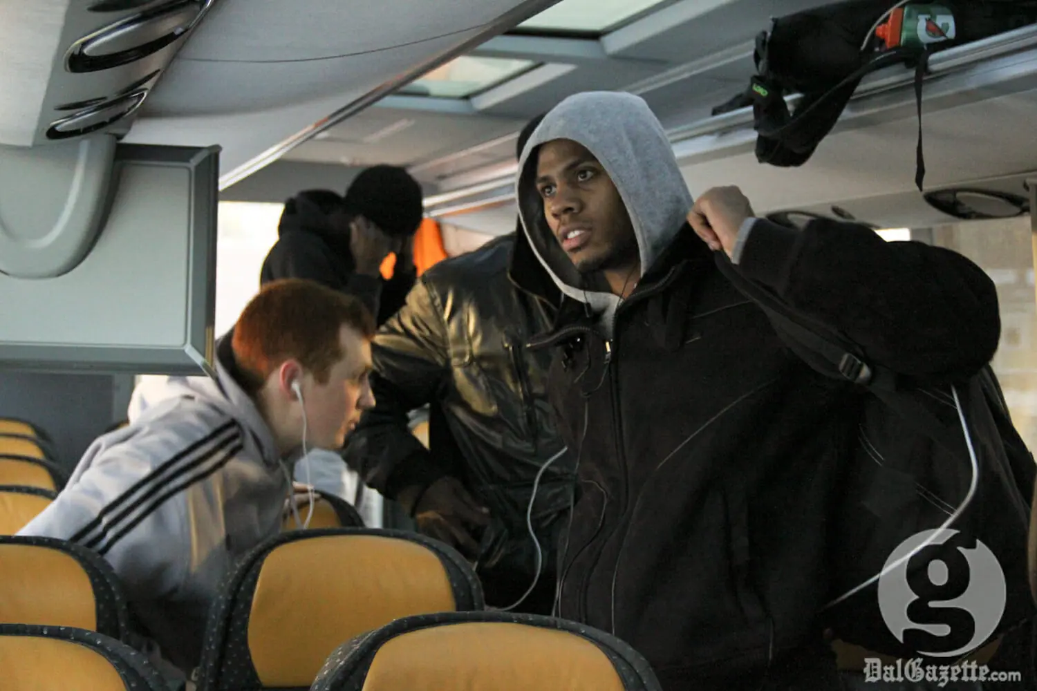 Keith Robinson boards the team bus en route to Wolfville. (Monica Mutale photo)