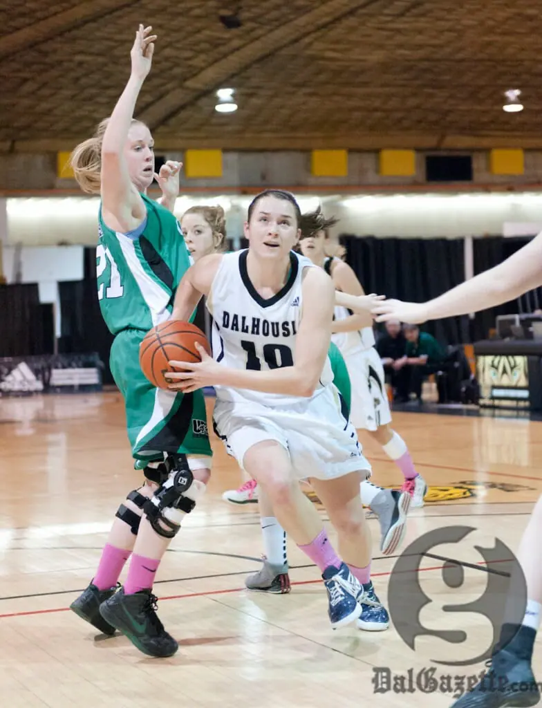 Tessa Stammberger drives to the basket in Dal's 74-66 defeat vs. the last-place UPEI. (Chris Parent photo)