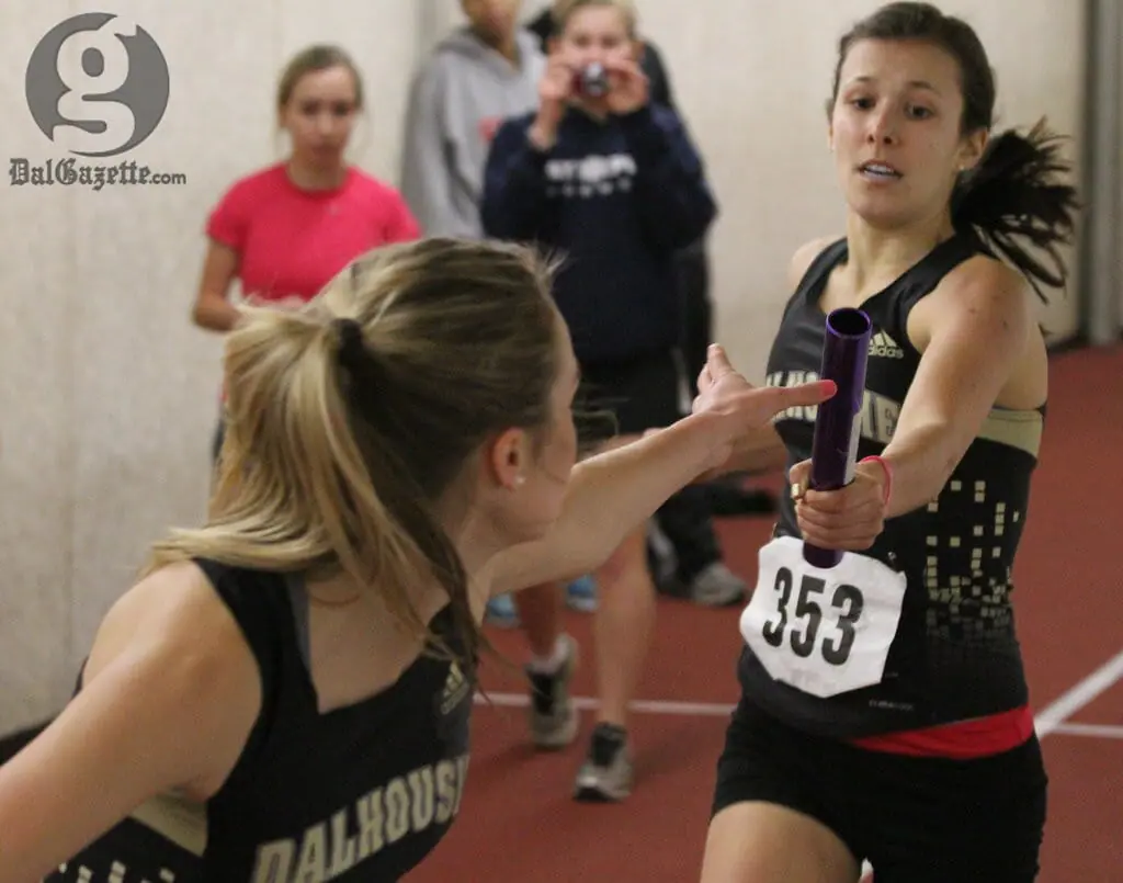 Vanessa Linton hands off the baton to Britany MacArthur in Dal's winning race in the women's 4x800- metre. (Bryn Karcha photo)