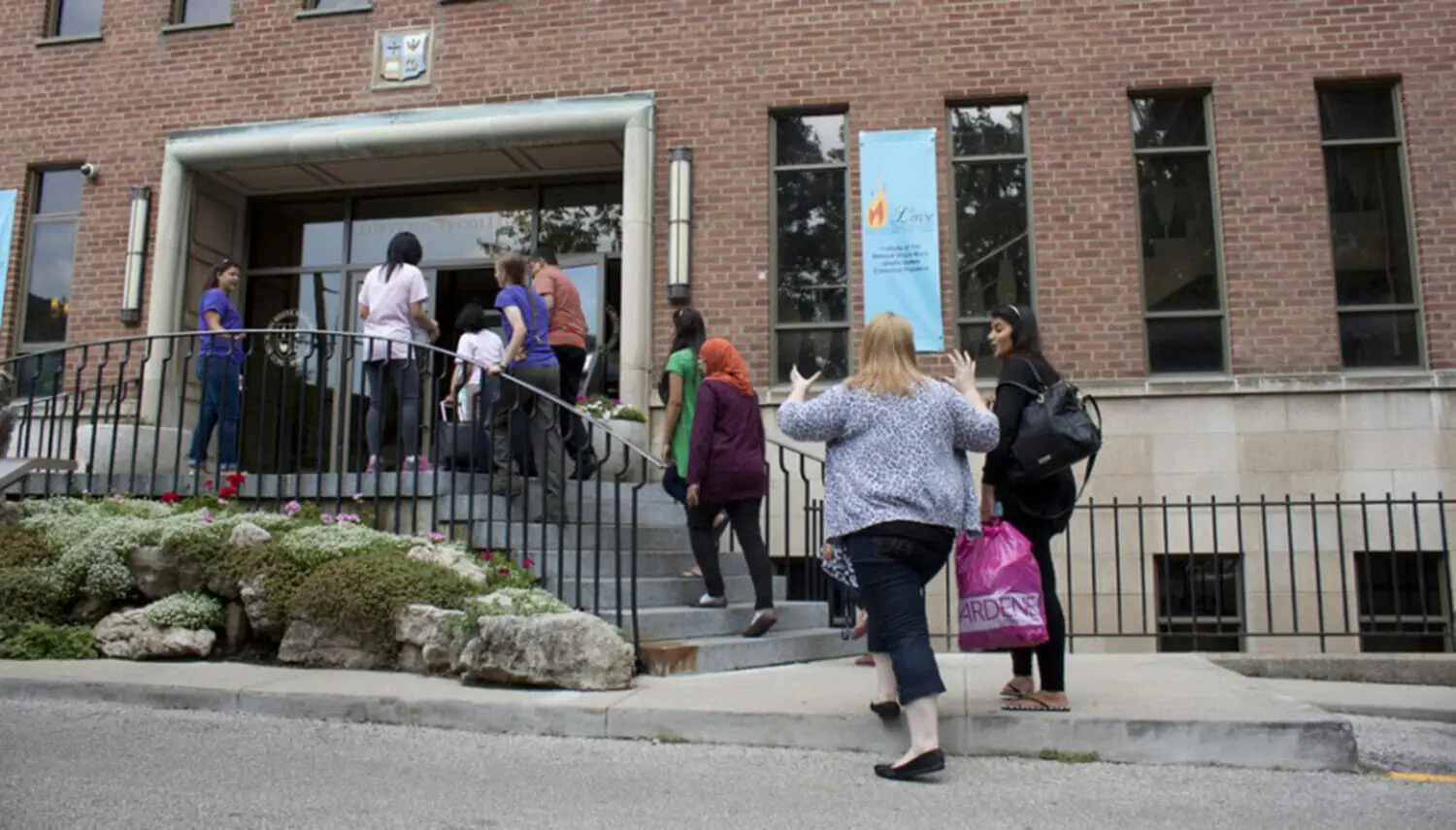 Students and parents at Loretto on moving day (photo by Carolyn Levett, The Varsity)