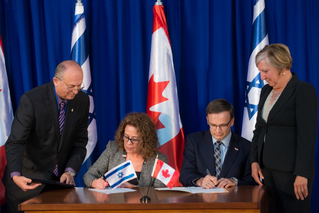 Ben-Gurion University of the Negev and Dalhousie University of Canada sign Memorandum of Understanding to create an ocean studies centre. (Press photo)
