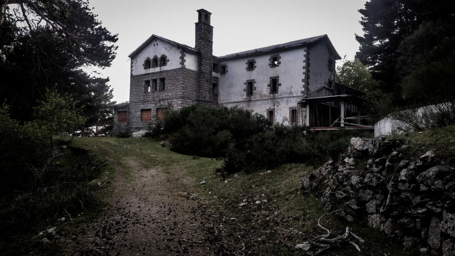 Stock photo of a creepy house.