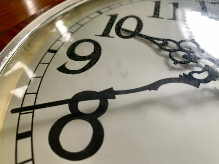 In this image: A clock with its hands on 10 and 8.