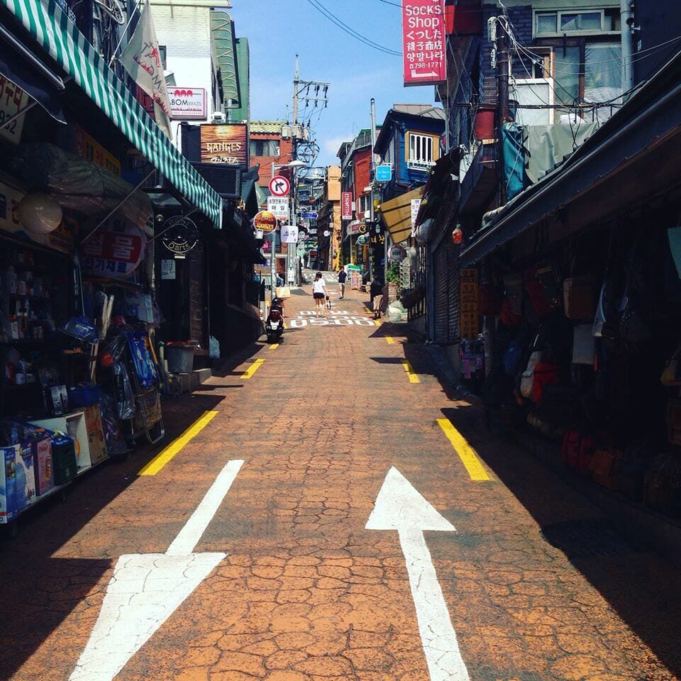 An alley in Seoul, South Korea. (Photo by Alexandra Florent)
