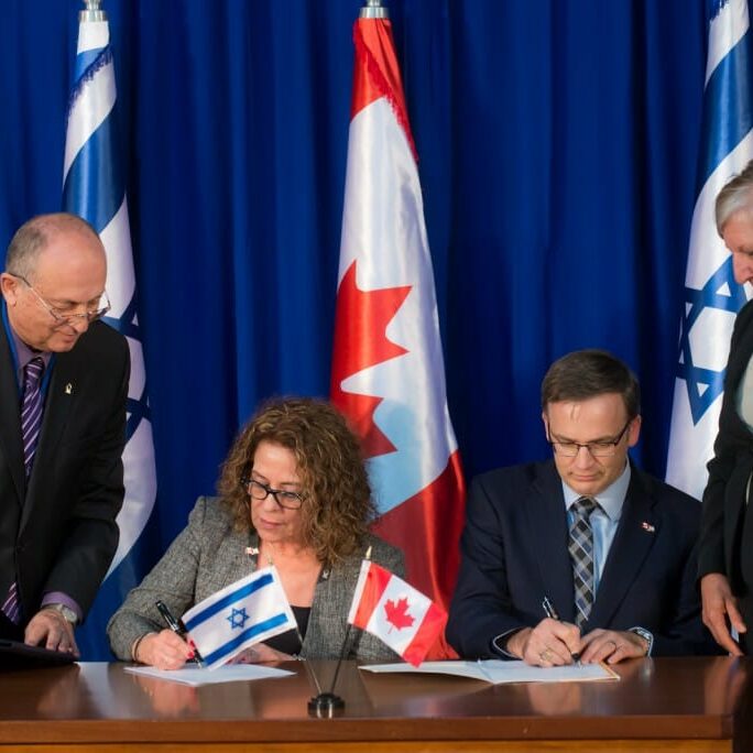 Ben-Gurion University of the Negev and Dalhousie University of Canada sign Memorandum of Understanding to create an ocean studies centre. (Press photo)
