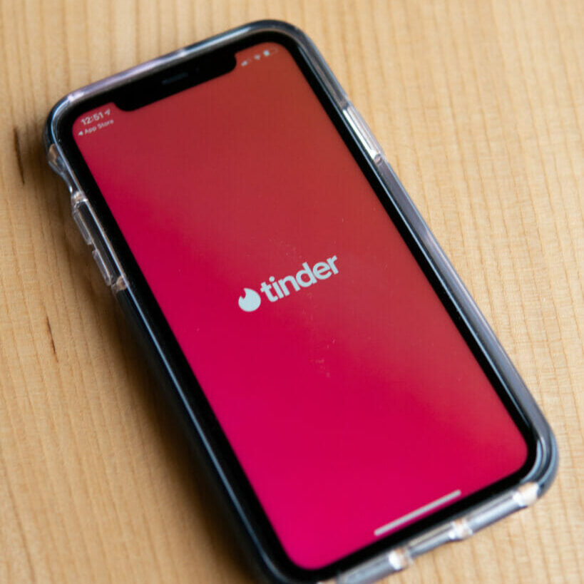 AlgorithmicLove1_GeoffreyHoward Swipe left, swipe right: Consumers look to apps like Tinder and Bumble to find potential matches. (Photo by Geoffrey Howard)