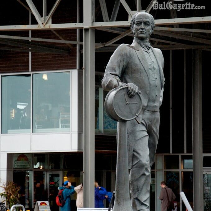 Is graffiti more public than a city monument? (Juliano Franz photo)