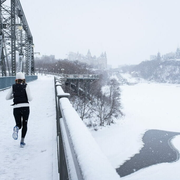 ColdRuns1_AndrewRashotte Running in sub-zero weather: It should be illegal. How does anyone run on icy sidewalks without getting
severe knee injuries? (Photo by Andrew Rashotte)