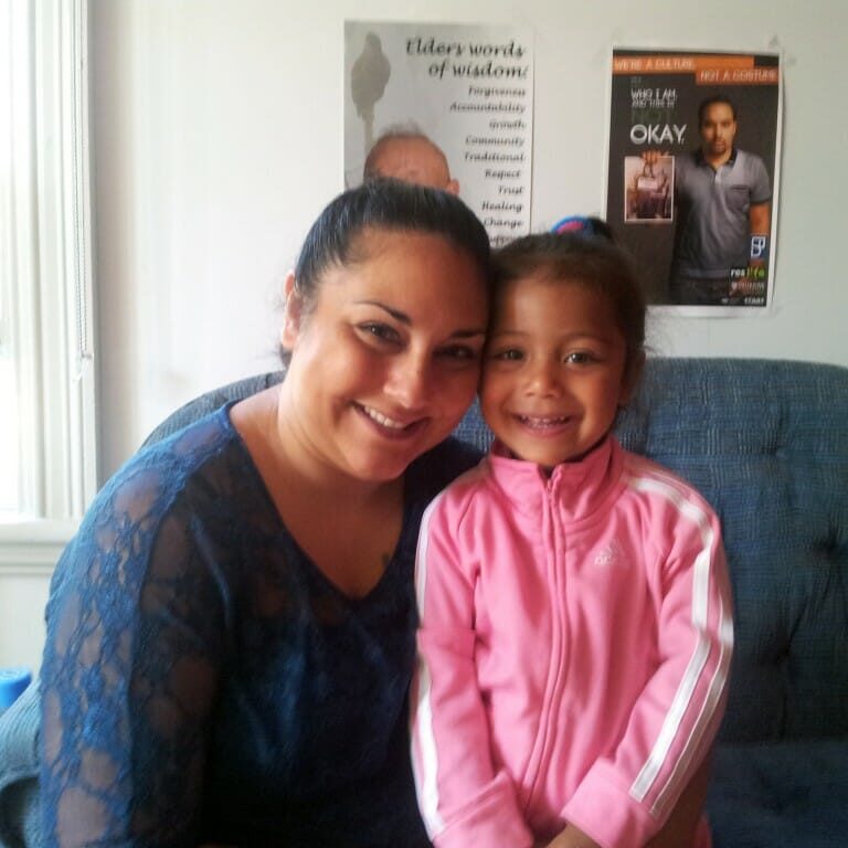 Lisa and daughter Jurni Robinson, age 3, at the Native Education Counselling Unit (photo by Claire Wählen)
