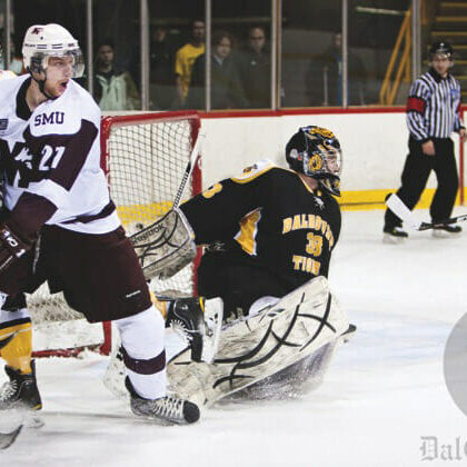 miss."   their feline opponents. After bat-  Goalie Wendell Vye denied 29 shots in Dal's win Jan. 20. Photo by Martina Marien