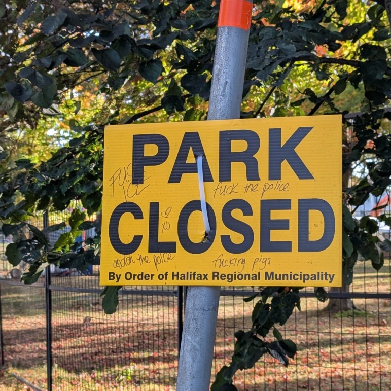 Homeless Encampments A sign reading “Park Closed” posted in Cogswell Park in Halifax, Nova Scotia, on Wednesday, Oct. 8, 2025. (Rachel Bass/The Dalhousie Gazette)