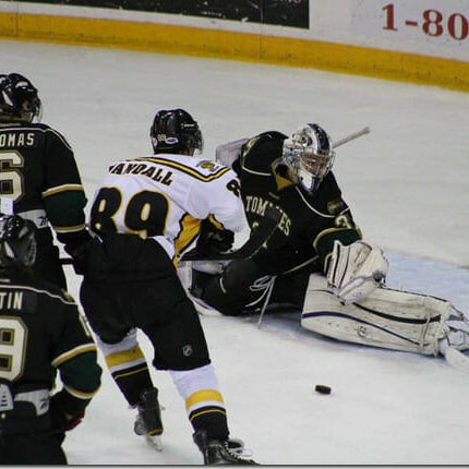 Pierre-Alexandre Vandall pounces on a loose puck in a November game. (Richard Lafortune photo)