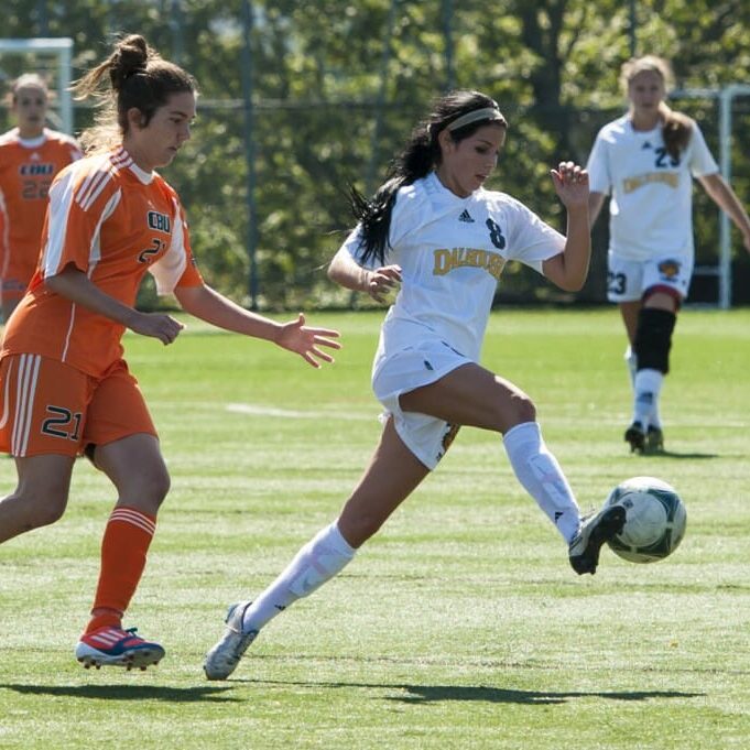 Second-year Victoria Parkinson (8) breaks away.