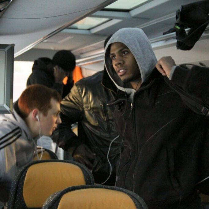 Keith Robinson boards the team bus en route to Wolfville. (Monica Mutale photo)