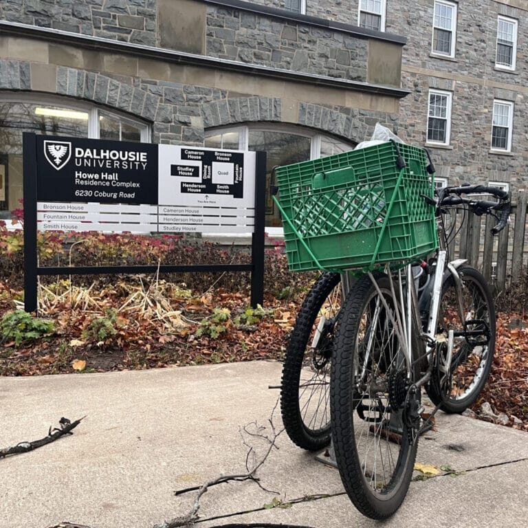 A bicycle parked outside Dalhousie University’s Howe Hall in Halifax, Nova Scotia on Sunday, Nov. 17, 2024. Only 1 per cent of commuters use bicycles as their main mode of commuting. (Image by Jenna Olsen)