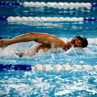 Noah Mascoll-Gomes swimming at a U Sports event in the 2022/23 season. Image credit: Dal Tigers Photo Gallery