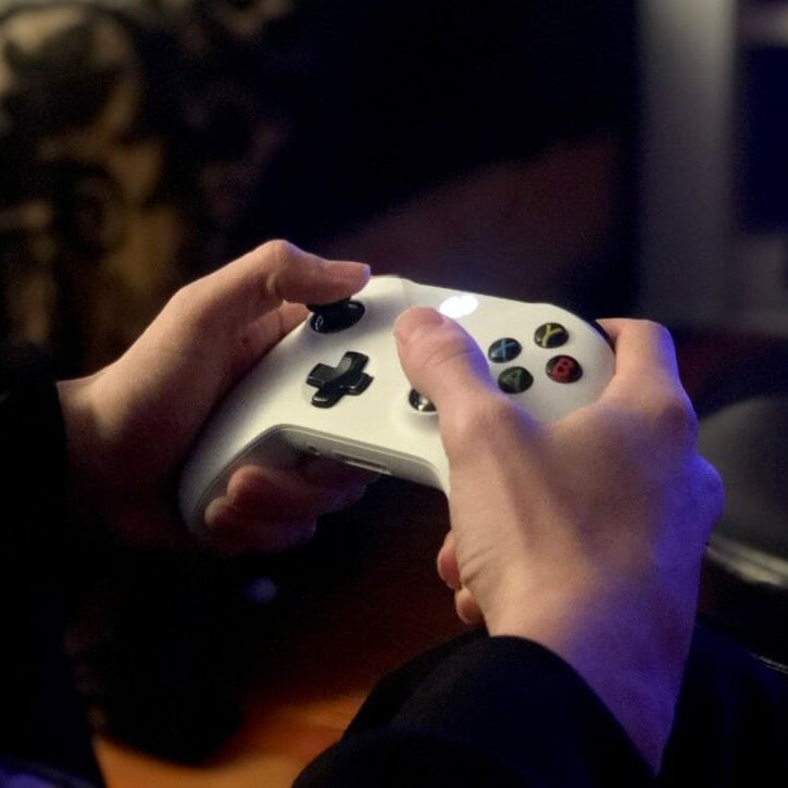 Theriseofesports_KarlaRenic In this image: hands holding a white Xbox controller.
