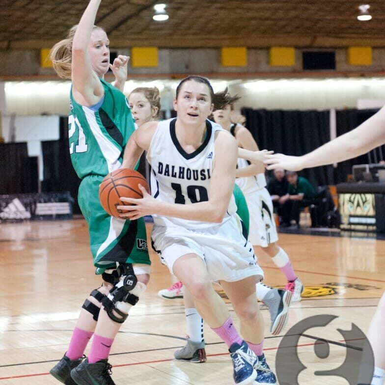 Tessa Stammberger drives to the basket in Dal's 74-66 defeat vs. the last-place UPEI. (Chris Parent photo)
