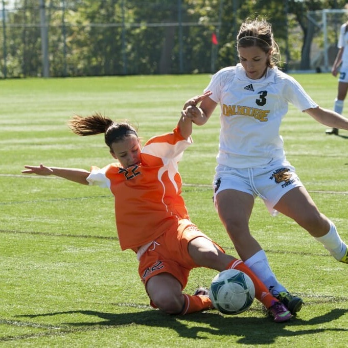Andie Vanderlaan (3) on attack against the Capers. (Photo by Chris Parent via Dalhousie Athletics)