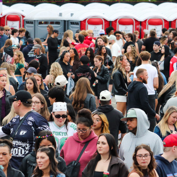  Hundreds of ticket holders waited in the GA line for hours on the first night of Magnetic World music festival at the Garrison Grounds in Halifax on Sept. 26, 2026. (Rachel Bass/The Dalhousie Gazette)