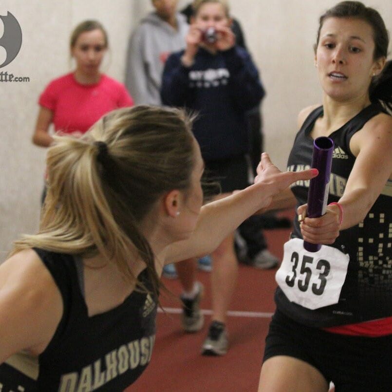 Vanessa Linton hands off the baton to Britany MacArthur in Dal's winning race in the women's 4x800- metre. (Bryn Karcha photo)