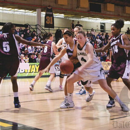 Tigers guard Anna von Maltzahn contends for the ball. Photo by Alice Hebb